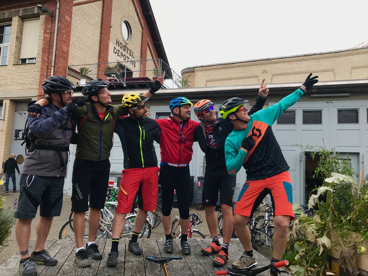 Team Bild mit Mitgliedern in Fahrrad Kleidung