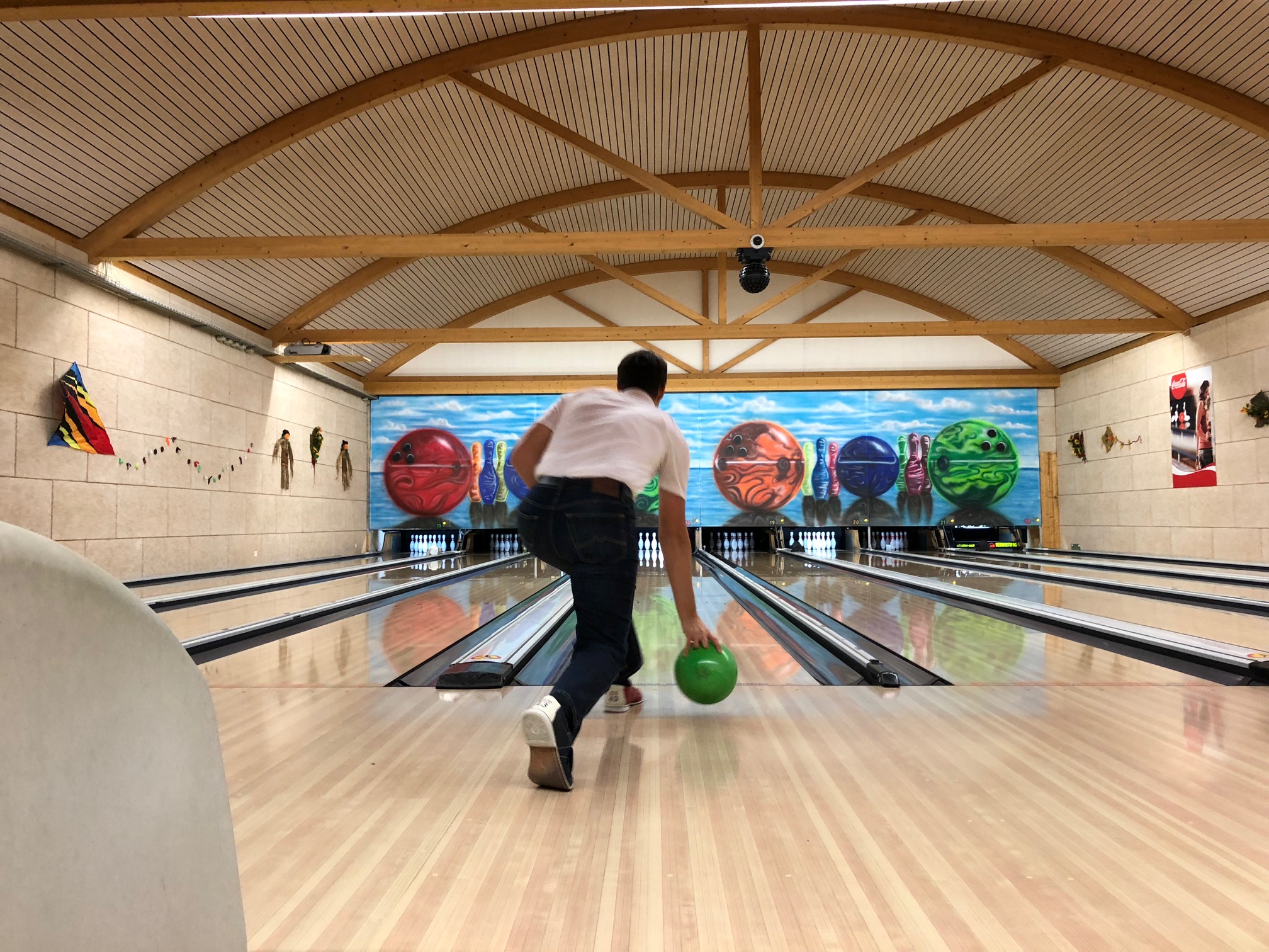 Bild von einem Mitglied der gerade Bowling spielt