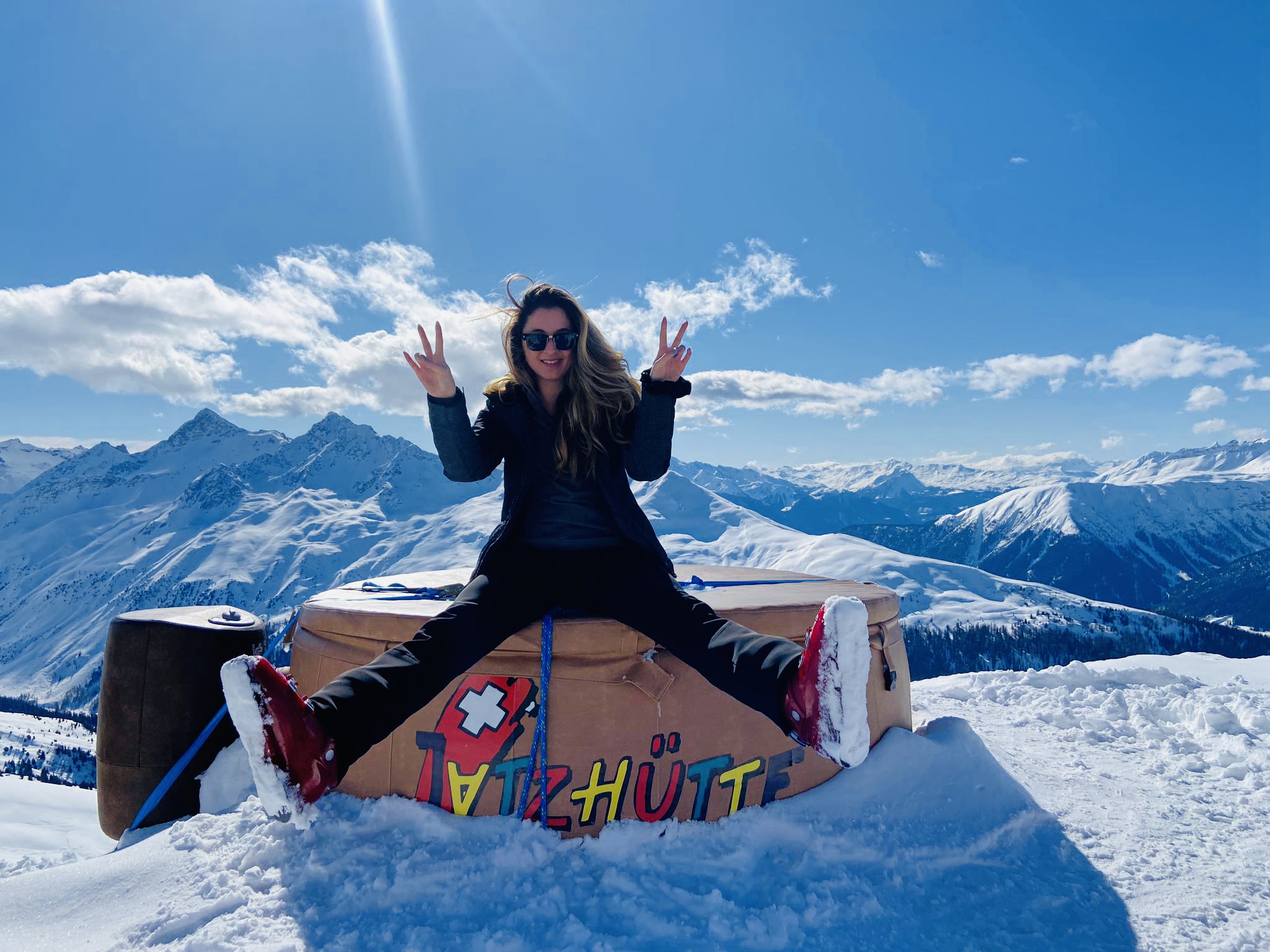 Bild mit Alpen im Hintergrund mit einem Mitglied im Vordergrund während dem Skiweekend